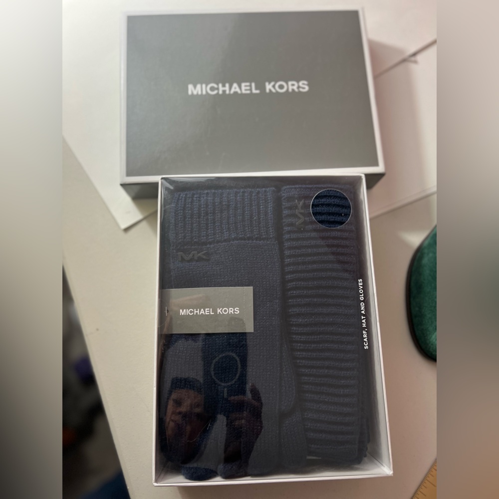 Michael Kors Navy Blue Scarf, Hat, and Gloves Set  ✨brand new ✨One Size and - Picture 2 of 6